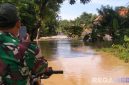 Cation: tampak personel TNI juga memonitoring kondisi banjir di wilayah Kecamatan Jrengik Kabupaten Sampang, (sumber foto: BPBD Sampang). 