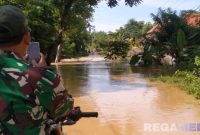 Cation: tampak personel TNI meninjau kondisi banjir yang melanda wilayah Kecamatan Jrengik, Kabupaten Sampang, (sumber foto: BPBD Sampang).