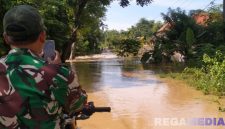 Cation: tampak personel TNI juga memonitoring kondisi banjir di wilayah Kecamatan Jrengik Kabupaten Sampang, (sumber foto: BPBD Sampang). 