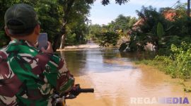 Cation: tampak personel TNI meninjau kondisi banjir yang melanda wilayah Kecamatan Jrengik, Kabupaten Sampang, (sumber foto: BPBD Sampang). 