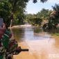 Cation: tampak personel TNI meninjau kondisi banjir yang melanda wilayah Kecamatan Jrengik, Kabupaten Sampang, (sumber foto: BPBD Sampang). 