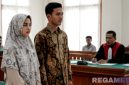 Caption: ilustrasi Gemini AI, sepasang suami istri saat menjalani sidang perceraian di Pengdilan Agama, (dok. regamedianews). 