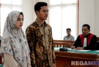 Caption: ilustrasi Gemini AI, sepasang suami istri saat menjalani sidang perceraian di Pengdilan Agama, (dok. regamedianews). 