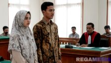 Caption: ilustrasi Gemini AI, sepasang suami istri saat menjalani sidang perceraian di Pengdilan Agama, (dok. regamedianews).