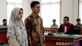 Caption: ilustrasi Gemini AI, sepasang suami istri saat menjalani sidang perceraian di Pengdilan Agama, (dok. regamedianews). 