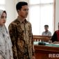 Caption: ilustrasi Gemini AI, sepasang suami istri saat menjalani sidang perceraian di Pengdilan Agama, (dok. regamedianews). 