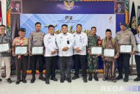 Caption: pose bersama usai pemberian penghargaan kepada mitra aktif Lapas Narkotika Pamekasan, (dok. foto istimewa). 