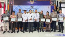 Caption: pose bersama usai pemberian penghargaan kepada mitra aktif Lapas Narkotika Pamekasan, (dok. foto istimewa). 