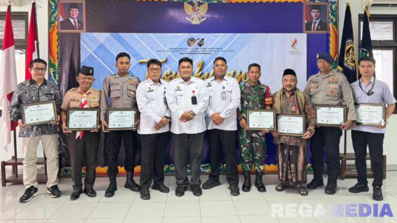 Caption: pose bersama usai pemberian penghargaan kepada mitra aktif Lapas Narkotika Pamekasan, (dok. foto istimewa). 