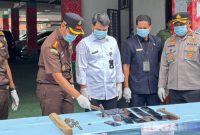 Caption: Kajari Pamekasan menghancurkan barang bukti perkara pidana umum berupa belasan handphone, (dok. regamedianews). 