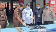Caption: Kajari Pamekasan menghancurkan barang bukti perkara pidana umum berupa belasan handphone, (dok. regamedianews).