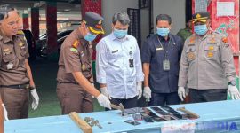 Caption: Kajari Pamekasan menghancurkan barang bukti perkara pidana umum berupa belasan handphone, (dok. regamedianews). 