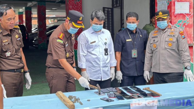 Caption: Kajari Pamekasan menghancurkan barang bukti perkara pidana umum berupa belasan handphone, (dok. regamedianews). 