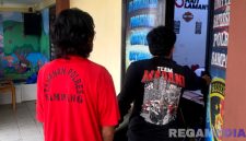Caption: inisial AY tersangka kasus pencurian sepeda motor, digelandang ke ruang penyidik Satreskrim Polres Sampang, (dok. regamedianews). 