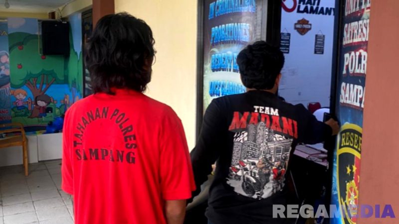Caption: inisial AY tersangka kasus pencurian sepeda motor, digelandang ke ruang penyidik Satreskrim Polres Sampang, (dok. regamedianews). 