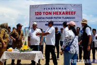 Caption: PHE WMO simbolis penanaman 120 ton hexa reef di Pantai Pasir Putih Tlangoh, Tanjungbumi, Bangkalan, (dok. regamedianews). 