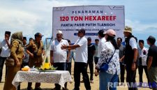 Caption: PHE WMO tanam 120 ton hexa reef di Pantai Pasir Putih Tlangoh, Tanjungbumi, Bangkalan, (dok. regamedianews). 