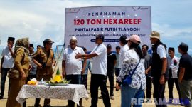 Caption: PHE WMO simbolis penanaman 120 ton hexa reef di Pantai Pasir Putih Tlangoh, Tanjungbumi, Bangkalan, (dok. regamedianews). 