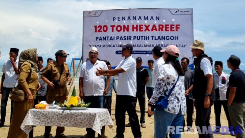 Caption: PHE WMO simbolis penanaman 120 ton hexa reef di Pantai Pasir Putih Tlangoh, Tanjungbumi, Bangkalan, (dok. regamedianews). 