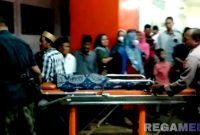 Caption: jenazah santri yang meninggal saat hendak dievakuasi ke rumah duka dari Puskesmas Jaddih Bangkalan, (dok. regamedianews). 