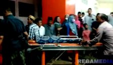 Caption: jenazah santri yang meninggal saat hendak dievakuasi ke rumah duka dari Puskesmas Jedih Bangkalan, (dok. regamedianews).