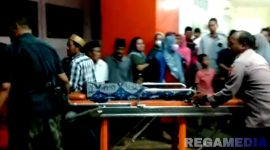 Caption: jenazah santri yang meninggal saat hendak dievakuasi ke rumah duka dari Puskesmas Jaddih Bangkalan, (dok. regamedianews). 