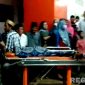 Caption: jenazah santri yang meninggal saat hendak dievakuasi ke rumah duka dari Puskesmas Jaddih Bangkalan, (dok. regamedianews). 