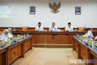 Caption: Bupati Sampang H Slamet Junaidi, didampingi Wabup dan Sekda saat pimpin rapat bersama OPD, (sumber foto: Diskominfo Sampang). 