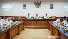 Caption: Bupati Sampang H Slamet Junaidi, didampingi Wabup dan Sekda saat pimpin rapat bersama OPD, (sumber foto: Diskominfo Sampang). 