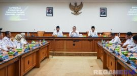 Caption: Bupati Sampang H Slamet Junaidi, didampingi Wabup dan Sekda saat pimpin rapat bersama OPD, (sumber foto: Diskominfo Sampang). 