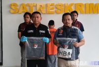 Caption: Satreskrim Polres Pamekasan tunjukkan barang bukti dan tersangka penganiayaan berinisial P, (dok. regamedianews). 