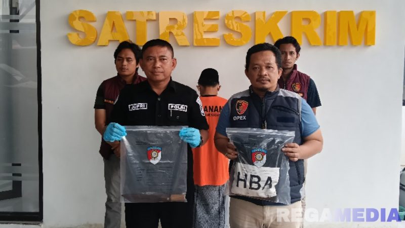 Caption: Satreskrim Polres Pamekasan tunjukkan barang bukti dan tersangka penganiayaan berinisial P, (dok. regamedianews). 