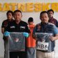 Caption: Satreskrim Polres Pamekasan tunjukkan barang bukti dan tersangka penganiayaan berinisial P, (dok. regamedianews). 