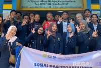 Caption: mahasiswa Program Studi Teknik Industri UTM, pose bersama dosennya usai sosialisasi di SMPN 3 Kamal Bangkalan, (dok. regamedianews). 