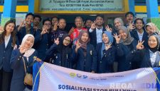 Caption: dosen dan mahasiswa Program Studi Teknik Industri UTM, pose bersama usai sosialisasi di SMPN 3 Kamal Bangkalan, (dok. regamedianews). 