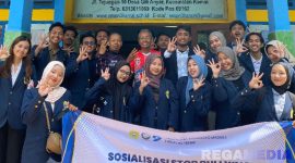 Caption: mahasiswa Program Studi Teknik Industri UTM, pose bersama dosennya usai sosialisasi di SMPN 3 Kamal Bangkalan, (dok. regamedianews). 