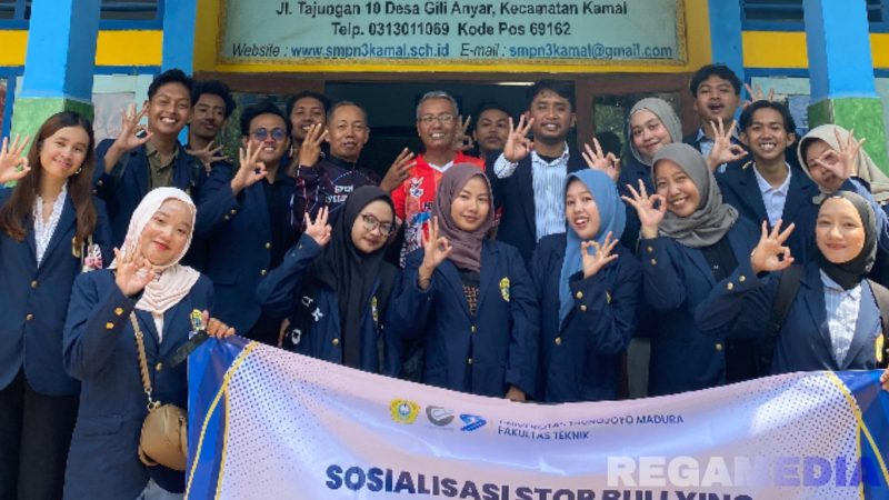 Caption: mahasiswa Program Studi Teknik Industri UTM, pose bersama dosennya usai sosialisasi di SMPN 3 Kamal Bangkalan, (dok. regamedianews). 
