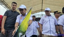 Caption: Bupati Pamekasan Kholilurrahman, saat membuka Kejurprov Jatim road race 2025, (dok. regamedianews). 