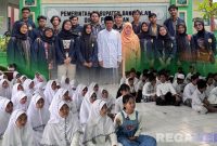 Caption: mahasiswa UTM bekali siswa-siswi SMPN 1 Kamal Bangkalan tentang pemahaman anti bullying, (dok. regamedianews). 