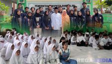 Caption: mahasiswa UTM bekali siswa-siswi SMPN 1 Kamal Bangkalan tentang pemahaman anti bullying, (dok. regamedianews). 