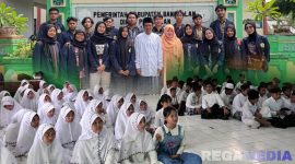 Caption: mahasiswa UTM bekali siswa-siswi SMPN 1 Kamal Bangkalan tentang pemahaman anti bullying, (dok. regamedianews). 