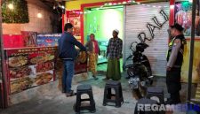 Caption: anggota Polsekta Sampang ditemui korban, saat mendatangi lokasi kejadian pencurian sepeda motor, (dok. regamedianews). 