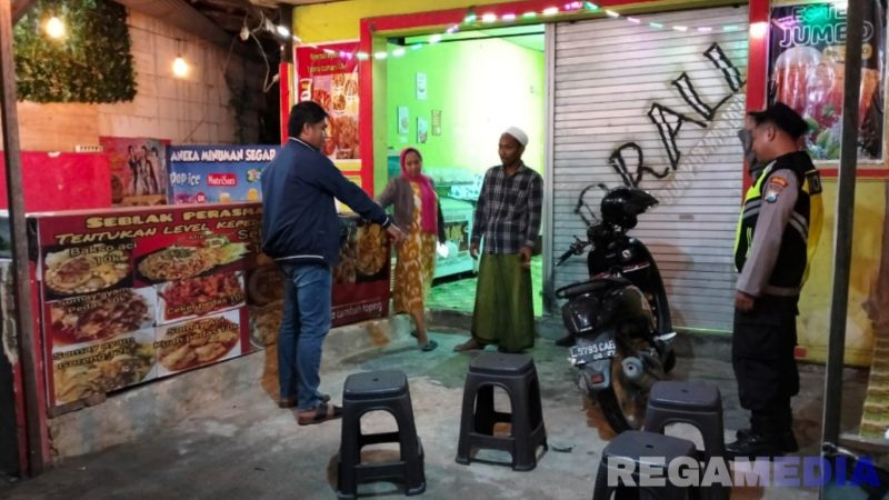 Caption: anggota Polsekta Sampang ditemui korban, saat mendatangi lokasi kejadian pencurian sepeda motor, (sumber foto: Humas Polres Sampang). 