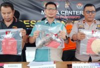 Caption: press conference, Polres Pohuwato ungkap kasus pertambangan emas ilegal dan tunjukkan barang bukti, (dok. regamedianews). 