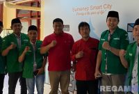 Caption: Satgas BAANAR PC GP Ansor Sumenep pose bersama pihak Diskominfo Sumenep, (dok. foto istimewa). 