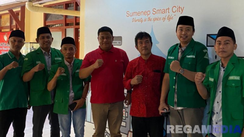 Caption: Satgas BAANAR PC GP Ansor Sumenep pose bersama pihak Diskominfo Sumenep, (dok. foto istimewa). 