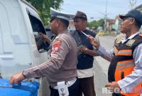 Caption: petugas yang tergabung dalam Operasi Zebra Semeru 2025, mengecek kelengkapan dokumen dan kelayakan kendaraan, (dok. Polantas Sampang).