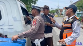 Caption: petugas yang tergabung dalam Operasi Zebra Semeru 2025, mengecek kelengkapan dokumen dan kelayakan kendaraan, (dok. Polantas Sampang). 