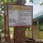 Caption: terkesan asal pasang, papan nama proyek Revitalisasi SMKN Model Gorontalo tampak terpasang di pohon, (dok. regamedianews). 