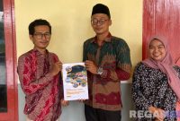 Caption: Tim Abdimas UTM menyerahkan draft Perdes kepada Sekdes Tanjung Pamekasan, (dok. foto istimewa). 